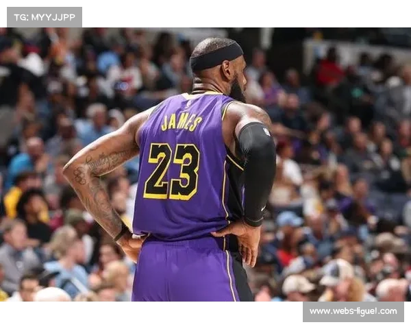 海斯暴跳摊手让板,成全詹姆斯达成三双数据里程碑 海斯暴跳摊手让板,成全詹姆斯达成三双数据里程碑